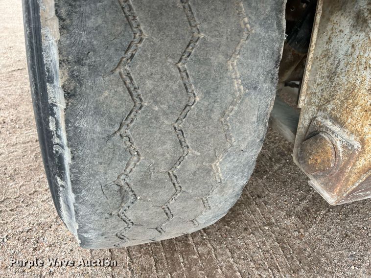 image for item DG5402 1989 Fruehauf  pneumatic dry bulk trailer