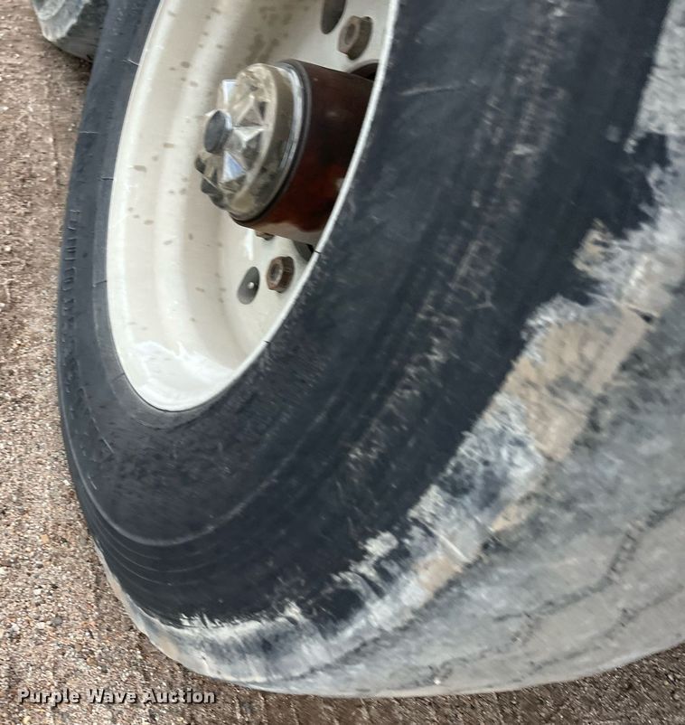 image for item DG5402 1989 Fruehauf  pneumatic dry bulk trailer