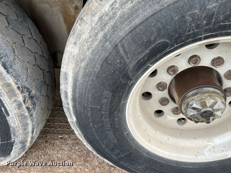 image for item DG5402 1989 Fruehauf  pneumatic dry bulk trailer