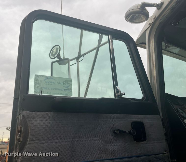 image for item DG5433 1992 Peterbilt 379  semi truck