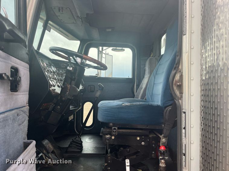 image for item DG5433 1992 Peterbilt 379  semi truck