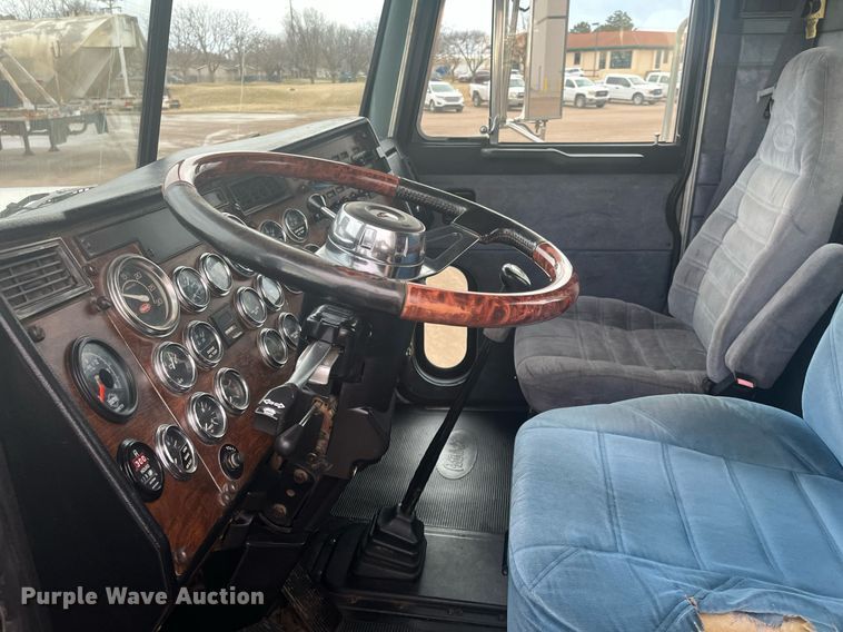 image for item DG5433 1992 Peterbilt 379  semi truck