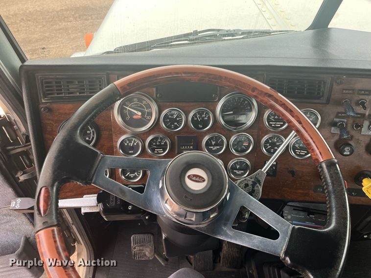 image for item DG5433 1992 Peterbilt 379  semi truck