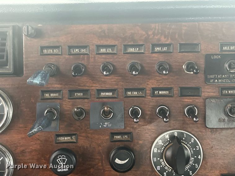 image for item DG5433 1992 Peterbilt 379  semi truck