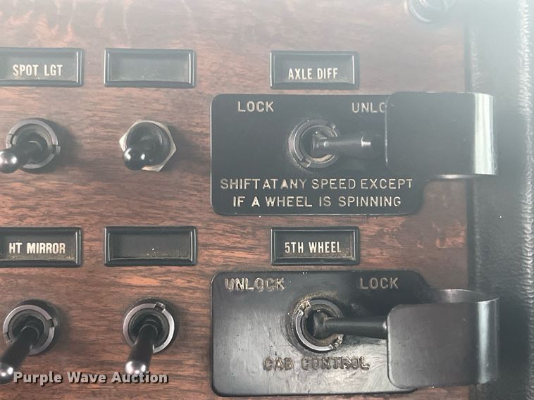 image for item DG5433 1992 Peterbilt 379  semi truck