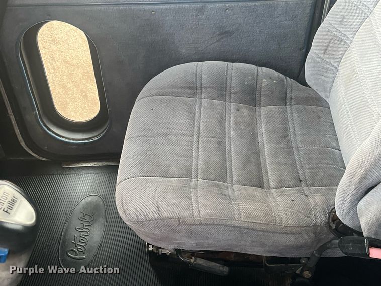 image for item DG5433 1992 Peterbilt 379  semi truck