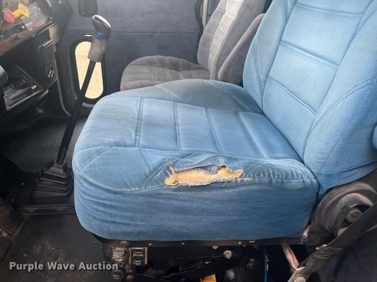 image for item DG5433 1992 Peterbilt 379  semi truck