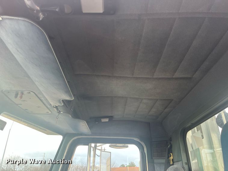 image for item DG5433 1992 Peterbilt 379  semi truck