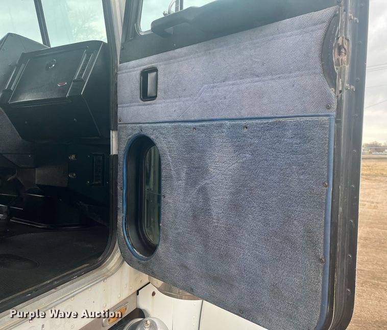 image for item DG5433 1992 Peterbilt 379  semi truck