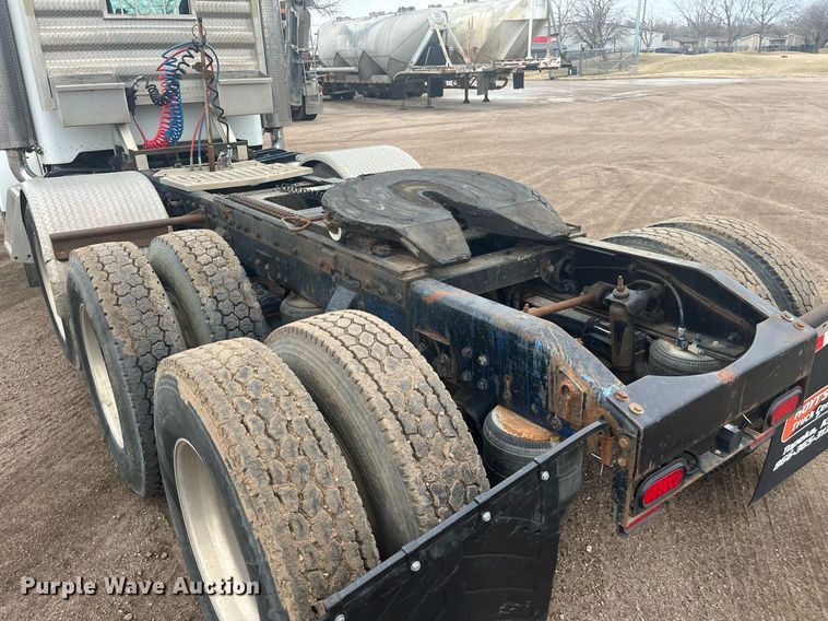 image for item DG5433 1992 Peterbilt 379  semi truck