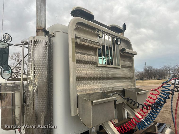 image for item DG5433 1992 Peterbilt 379  semi truck