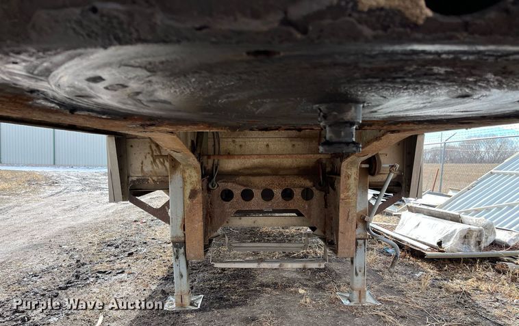 image for item DQ3992 2004 Wilson CFD-900  drop deck trailer