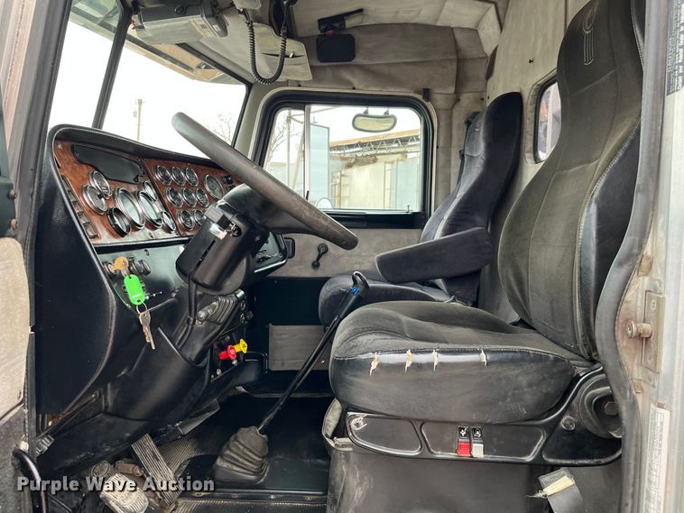 image for item DS1791 2002 Peterbilt 379  semi truck