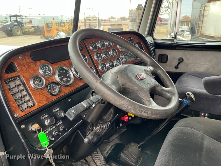 image for item DS1791 2002 Peterbilt 379  semi truck