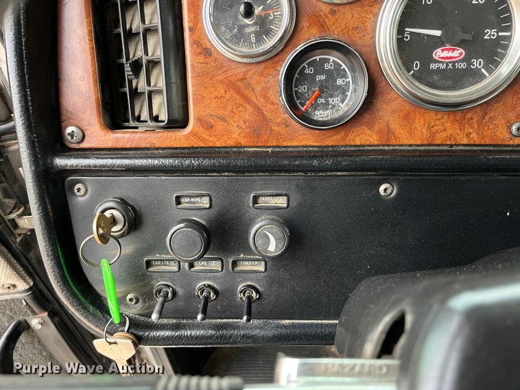 image for item DS1791 2002 Peterbilt 379  semi truck