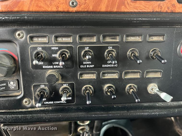 image for item DS1791 2002 Peterbilt 379  semi truck