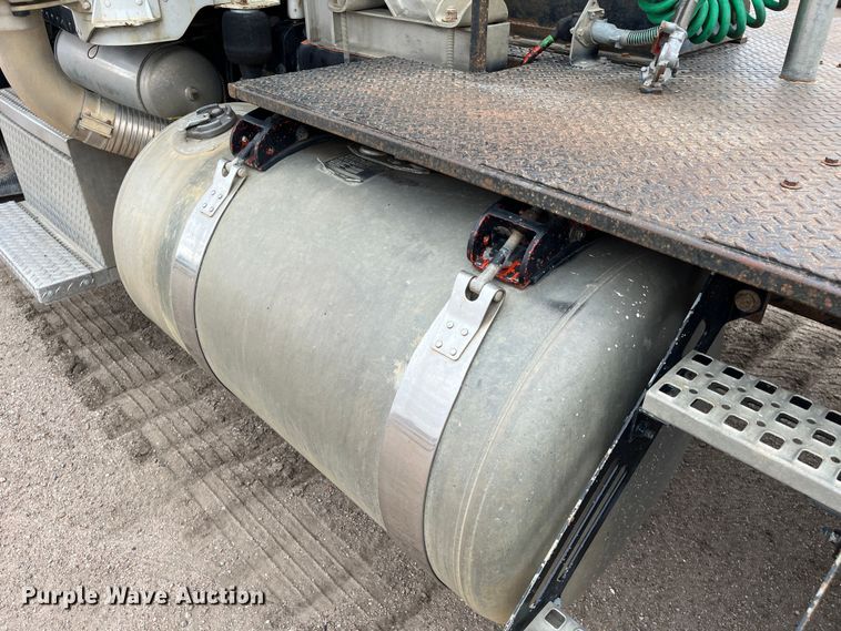 image for item DS1791 2002 Peterbilt 379  semi truck