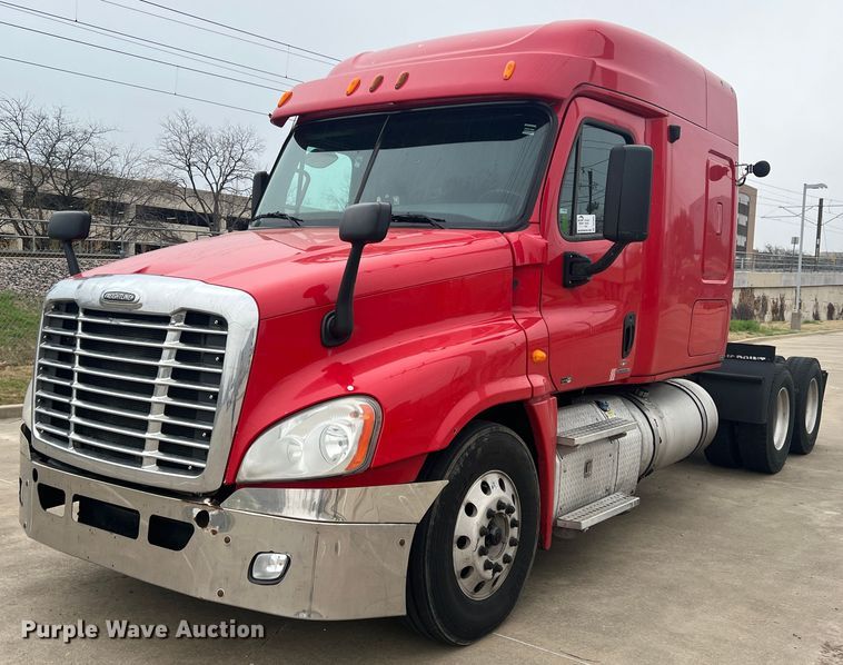 image for item DS2803 2011 Freightliner Cascadia  semi truck