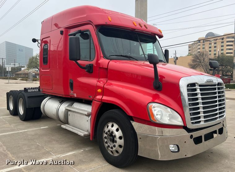 image for item DS2803 2011 Freightliner Cascadia  semi truck