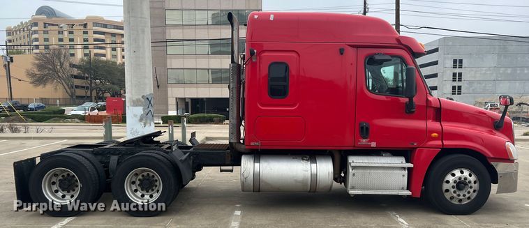 image for item DS2803 2011 Freightliner Cascadia  semi truck