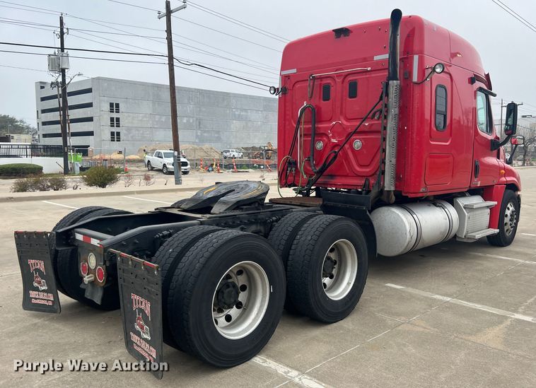 image for item DS2803 2011 Freightliner Cascadia  semi truck