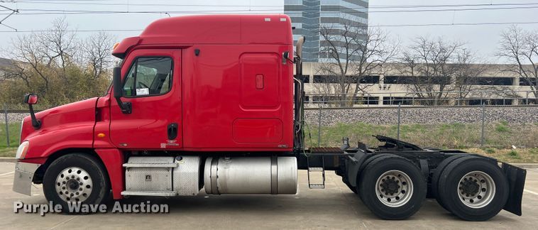 image for item DS2803 2011 Freightliner Cascadia  semi truck