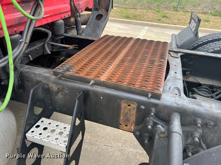 image for item DS2803 2011 Freightliner Cascadia  semi truck