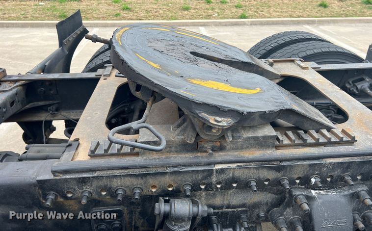 image for item DS2803 2011 Freightliner Cascadia  semi truck