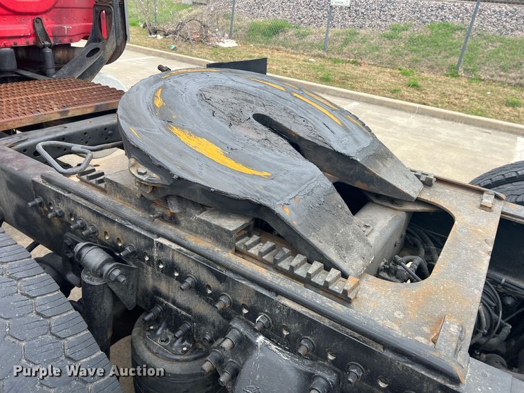 image for item DS2803 2011 Freightliner Cascadia  semi truck