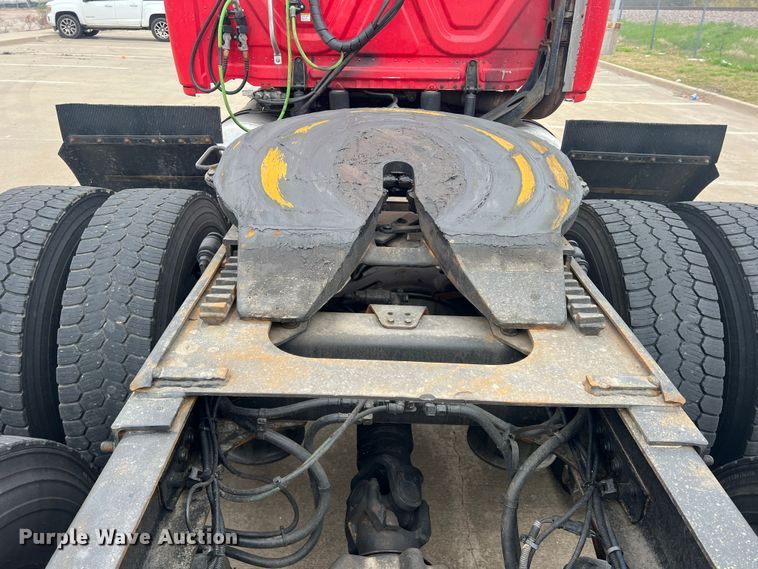 image for item DS2803 2011 Freightliner Cascadia  semi truck