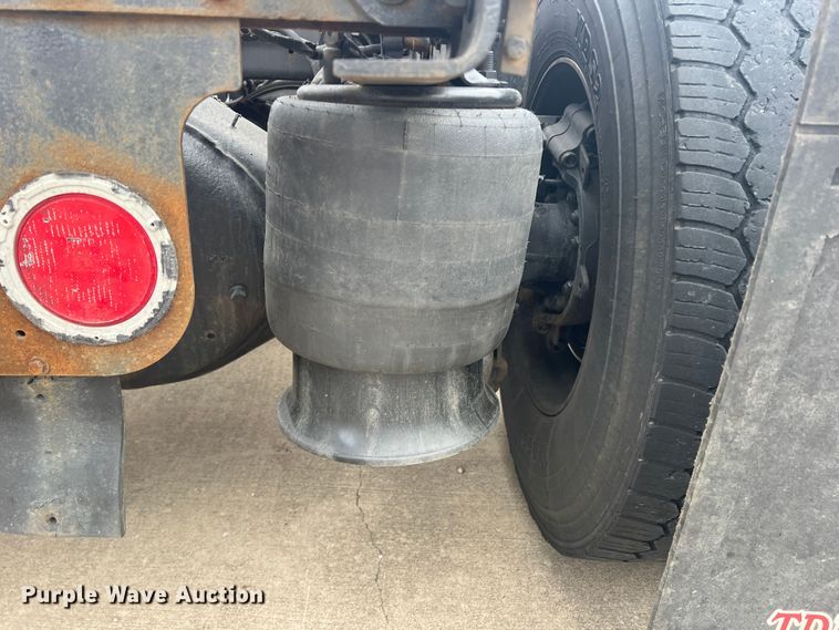 image for item DS2803 2011 Freightliner Cascadia  semi truck