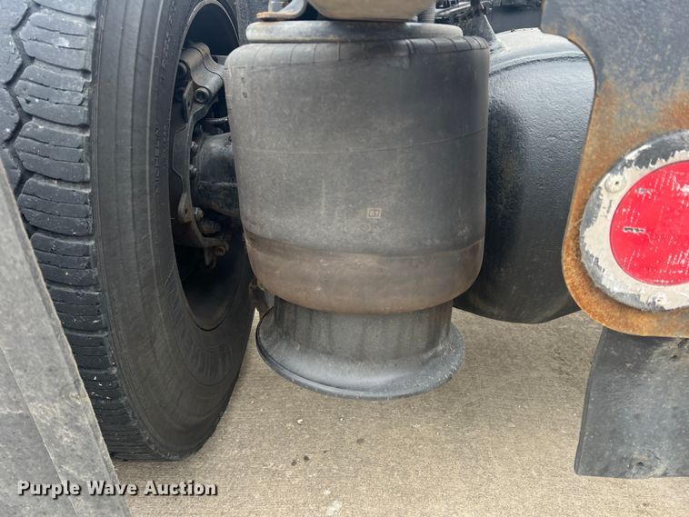 image for item DS2803 2011 Freightliner Cascadia  semi truck