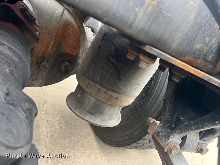 image for item DS2803 2011 Freightliner Cascadia  semi truck