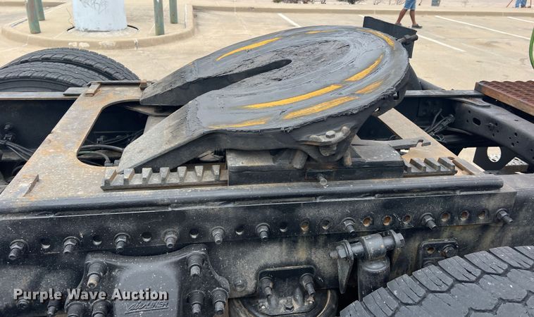 image for item DS2803 2011 Freightliner Cascadia  semi truck