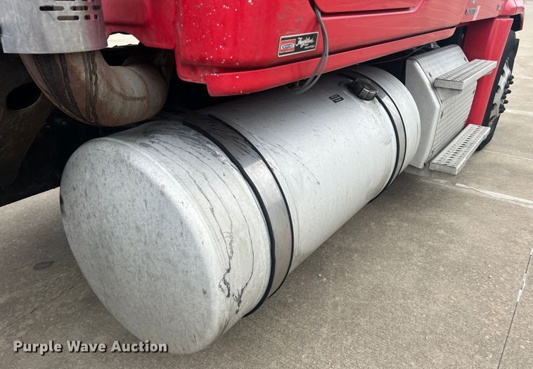 image for item DS2803 2011 Freightliner Cascadia  semi truck