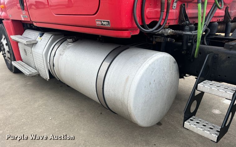 image for item DS2803 2011 Freightliner Cascadia  semi truck