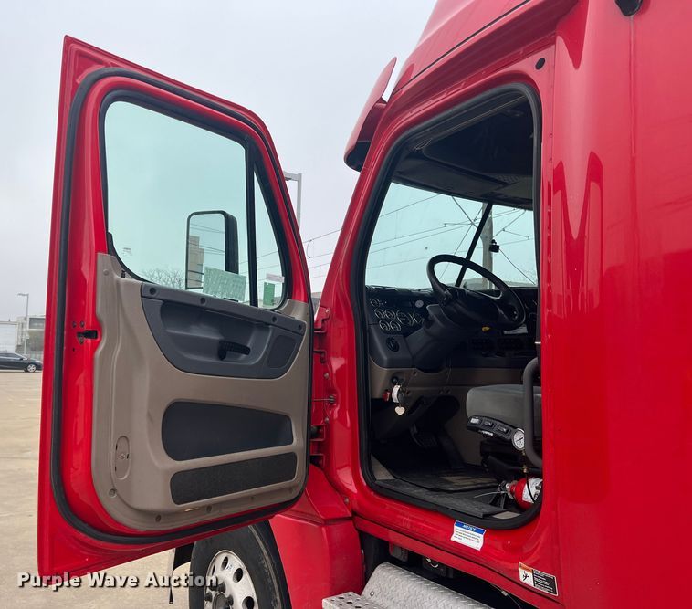 image for item DS2803 2011 Freightliner Cascadia  semi truck