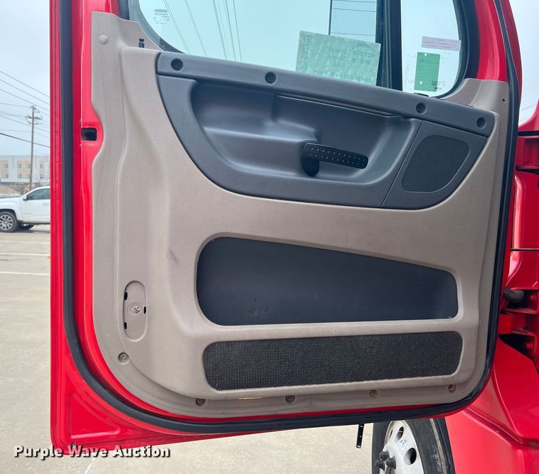 image for item DS2803 2011 Freightliner Cascadia  semi truck