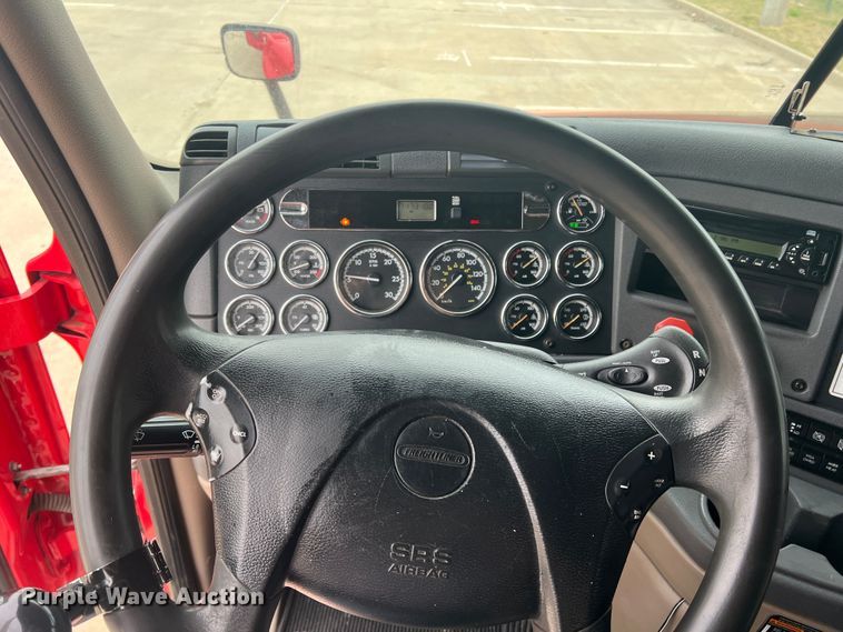 image for item DS2803 2011 Freightliner Cascadia  semi truck