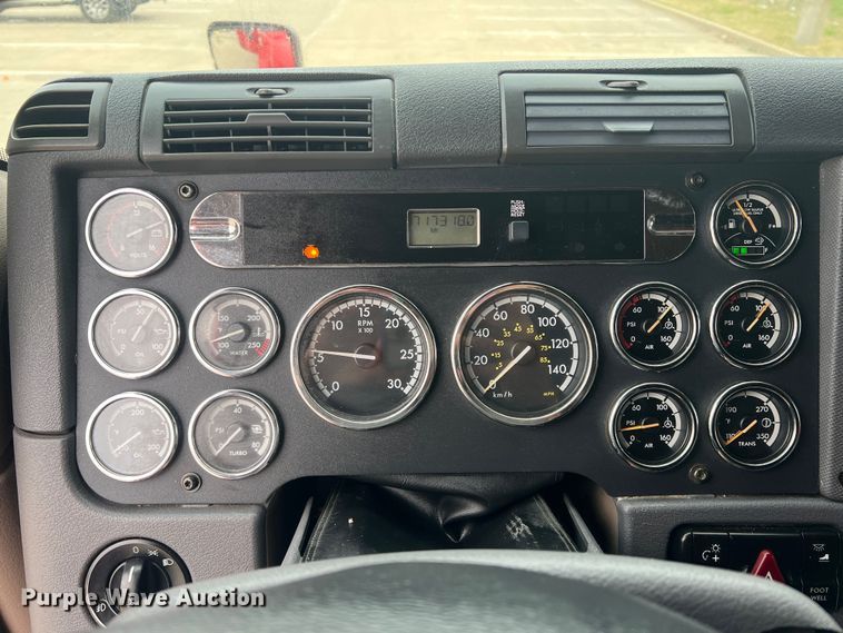 image for item DS2803 2011 Freightliner Cascadia  semi truck