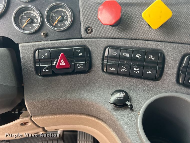 image for item DS2803 2011 Freightliner Cascadia  semi truck