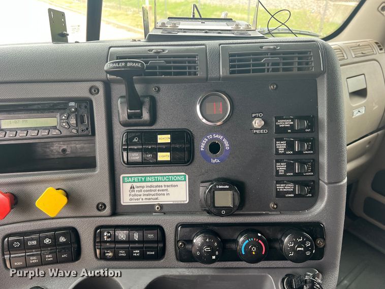 image for item DS2803 2011 Freightliner Cascadia  semi truck