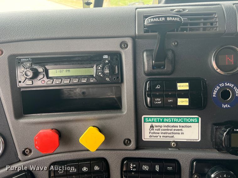 image for item DS2803 2011 Freightliner Cascadia  semi truck