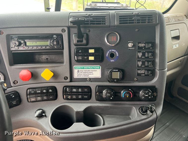 image for item DS2803 2011 Freightliner Cascadia  semi truck