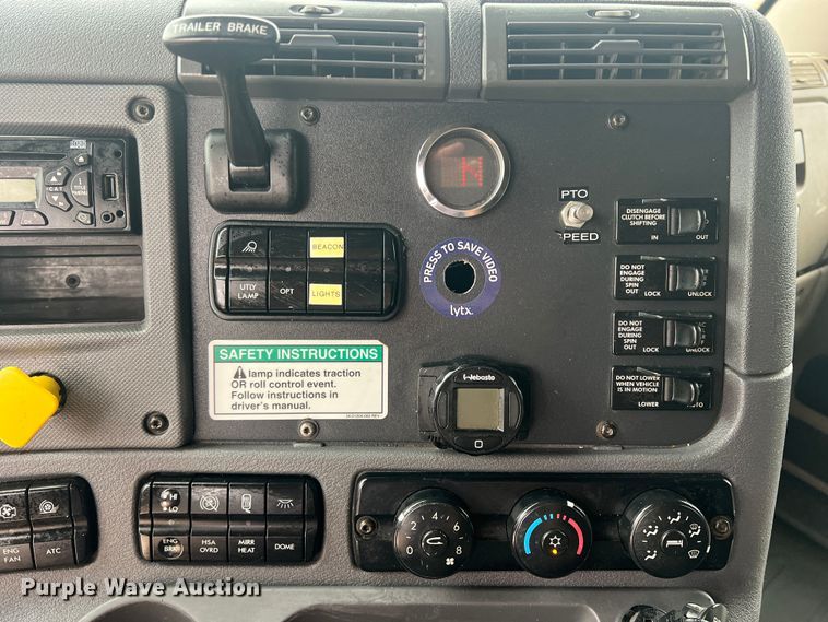 image for item DS2803 2011 Freightliner Cascadia  semi truck