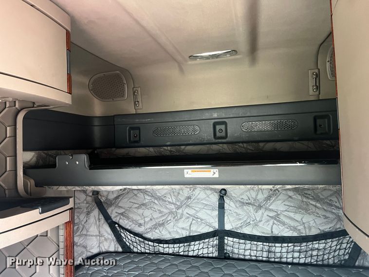 image for item DS2803 2011 Freightliner Cascadia  semi truck