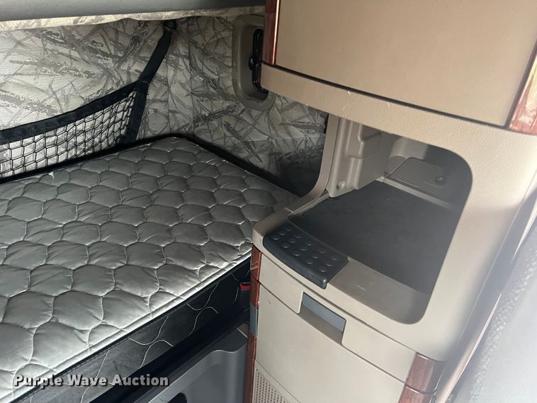 image for item DS2803 2011 Freightliner Cascadia  semi truck