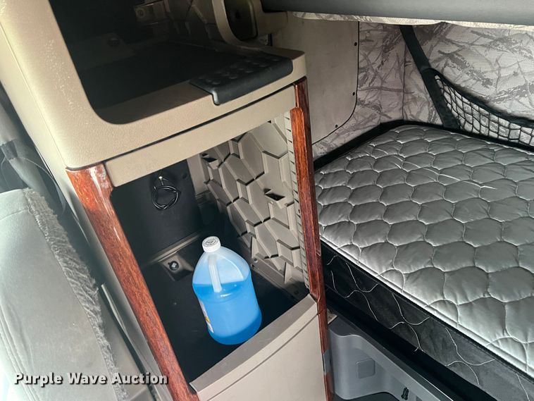 image for item DS2803 2011 Freightliner Cascadia  semi truck