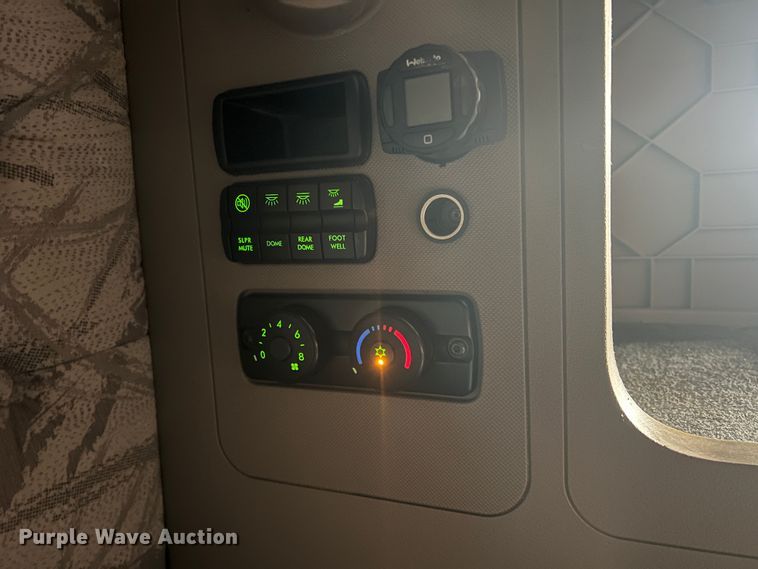 image for item DS2803 2011 Freightliner Cascadia  semi truck