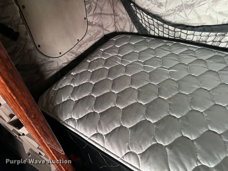 image for item DS2803 2011 Freightliner Cascadia  semi truck